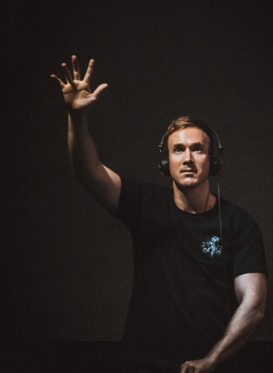 Swindali wearing headphones on stage